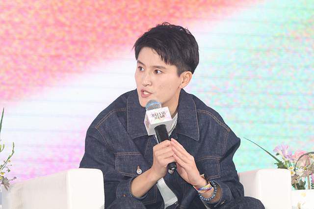突然，他停下了脚步惊恐地盯着草从，那儿竟有一具尸体1他吓得大叫起来慌张地跑回卡车，却错误地踩了油门卡车向前扎进湖中，谢尔盖陷入了困境。